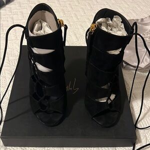 Giuseppe Zanotti side laze up sandal Size 37